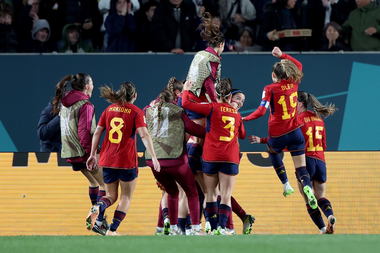 Las jugadoras españolas celebrando el gol de Salma Paralluelo. EP.