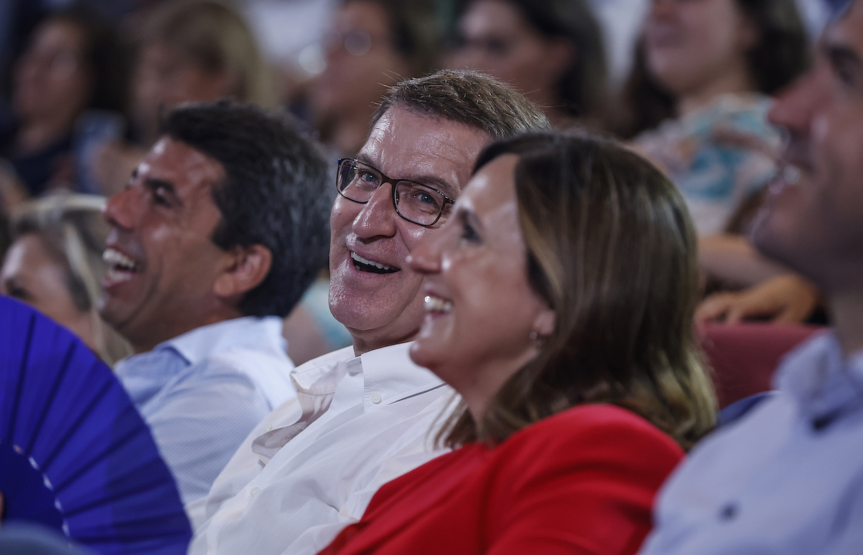 (I D) El presidente de la Generalitat valenciana, Carlos Mazón; el presidente del PP y candidato a la presidencia Alberto Núñez Feijóo y la alcaldesa de Valencia, María José Catalá.EP
