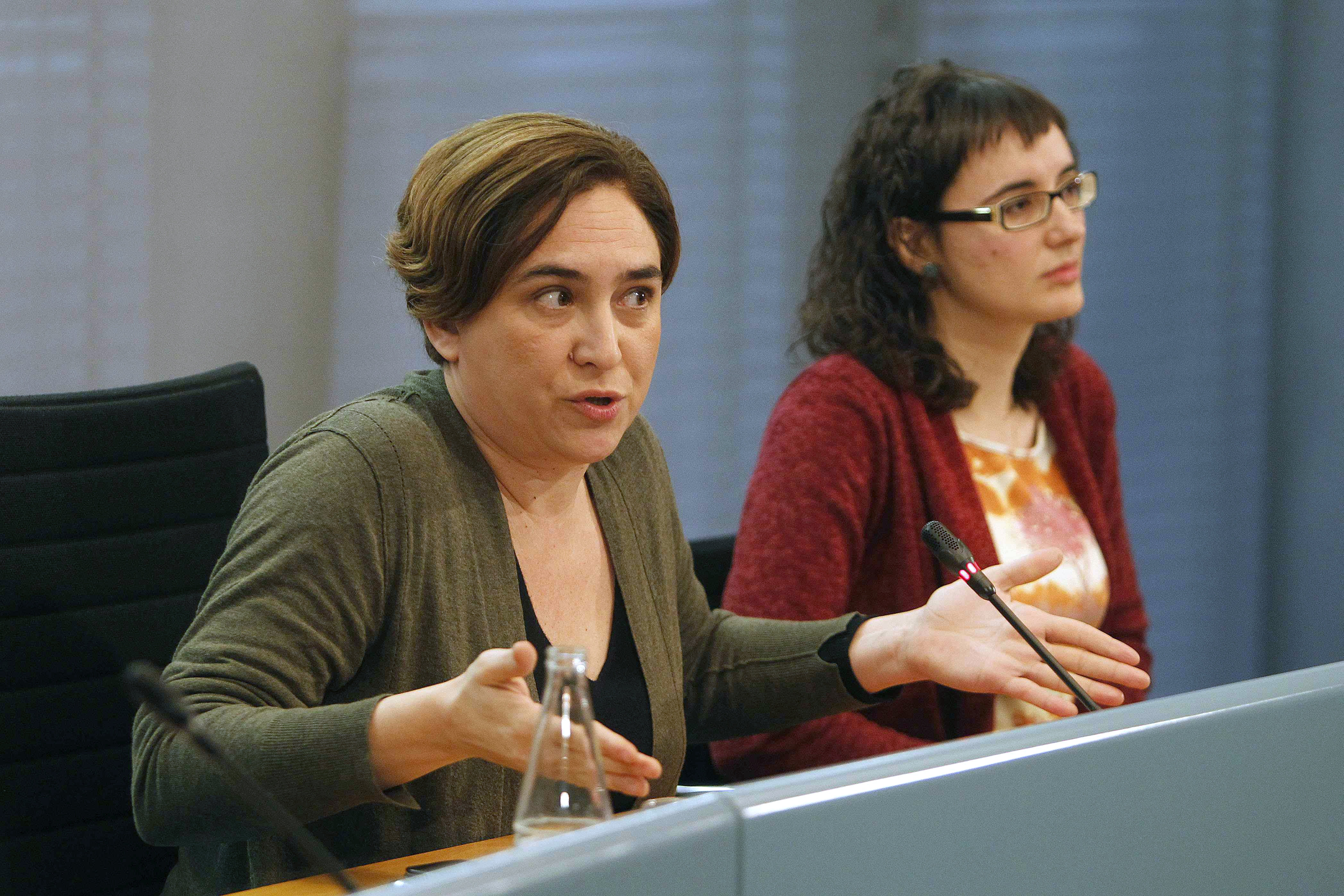 La alcaldesa de Barcelona, Ada Colau (i) y la presidenta de Transportes Metropolitanos de Barcelona (TMB), Mercedes Vidal.