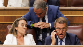 Cuca Gamarra, Elías Bendodo y Alberto Núñez Feijóo. EP