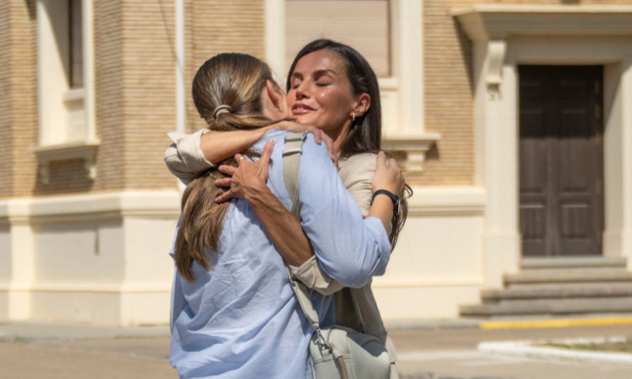 El abrazo de despedida de la reina Letizia a Leonor antes de su ingreso en la Academia Militar de Zaragoza. EP.