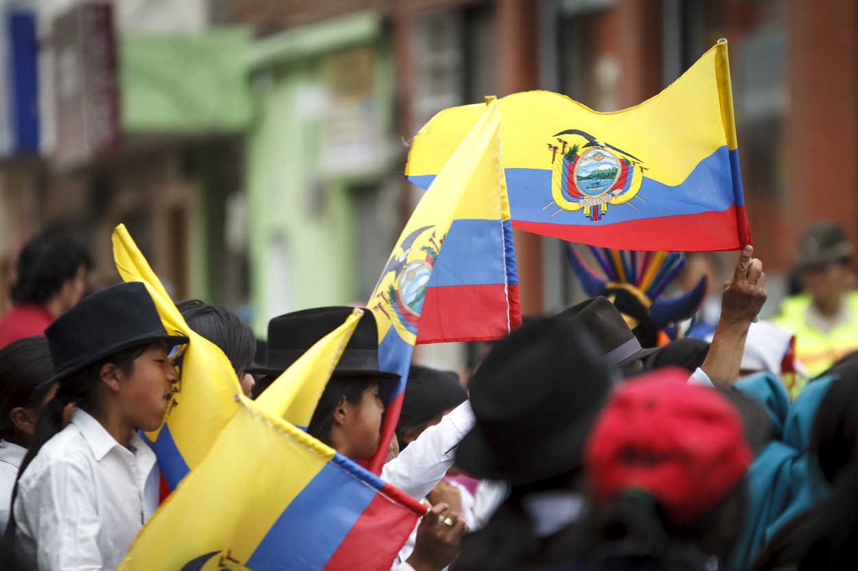Imagen de archivo de niños portando la bandera de Ecuador. EP.
