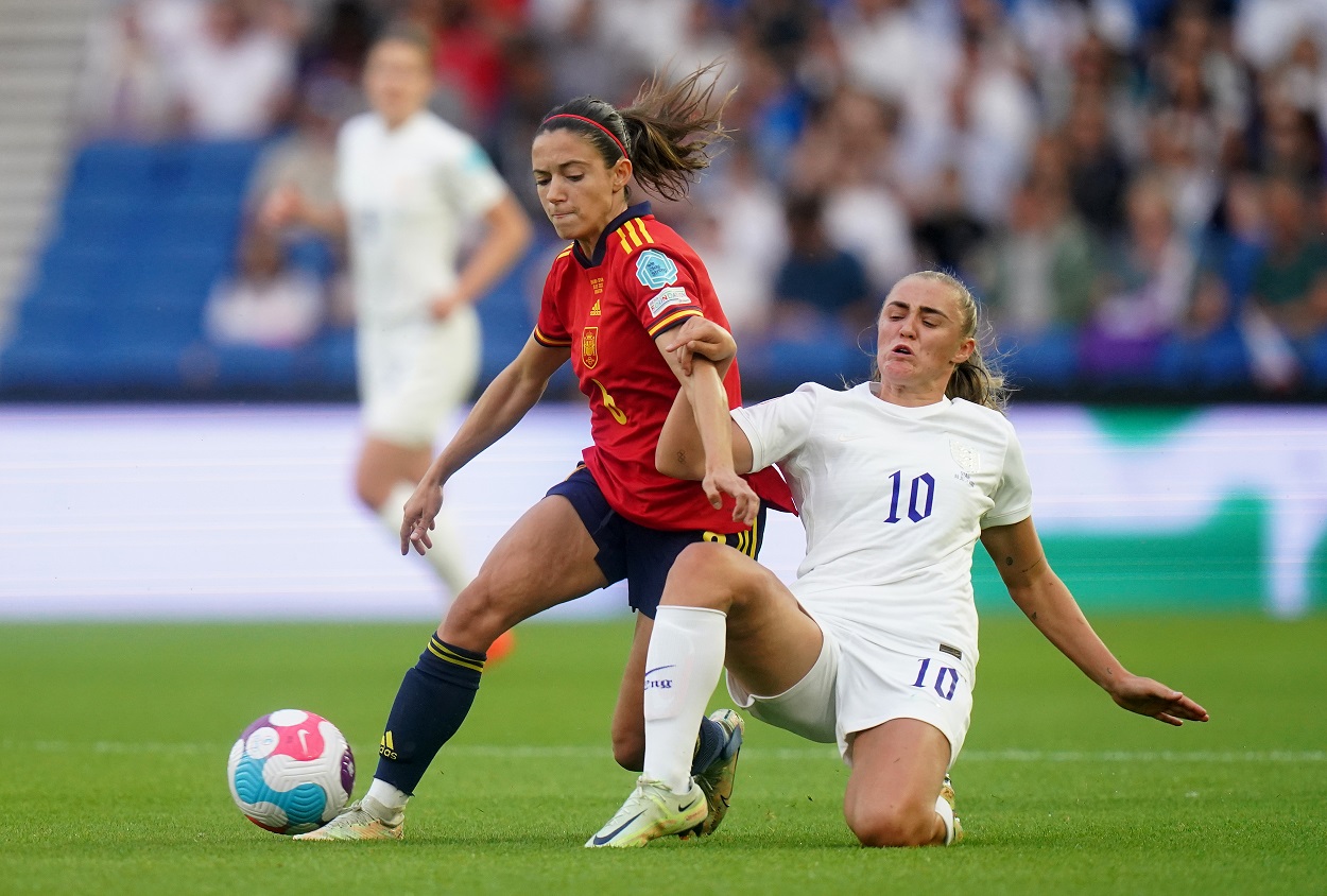 Aitana Bomnatí y Georgia Stanway pugnan por una pelota durante el partido que enfrentó a España e Inglaterra en la pasada Eurocopa. EP.