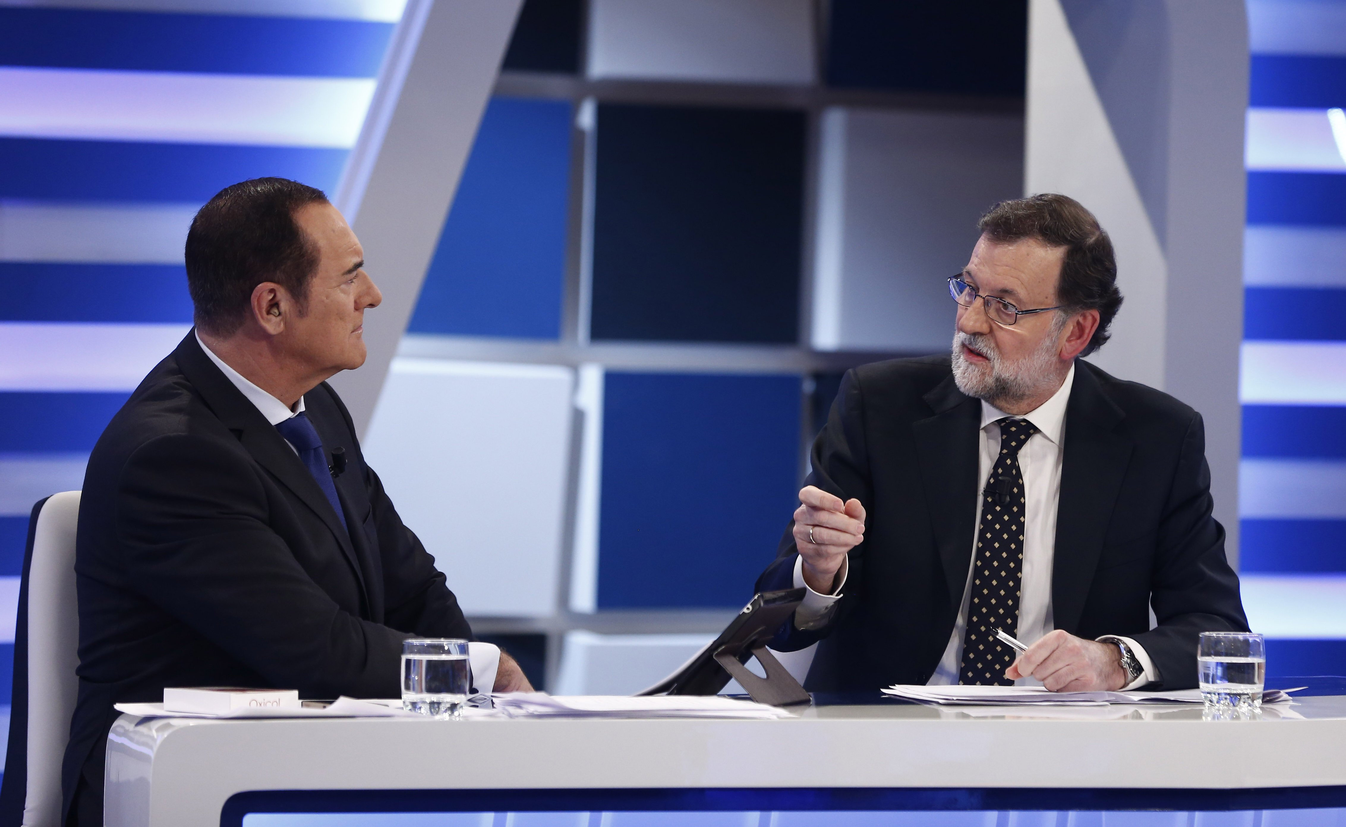 Mariano Rajoy y el presentador Antonio Jiménez, durante la entrevista en 13TV, en Madrid.