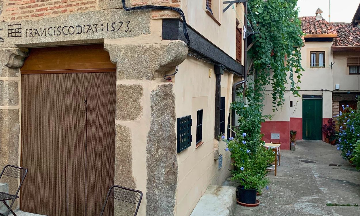 Pórtico de una casa en Garganta La Olla, Cáceres, que data del 1573. Irene G. Domínguez