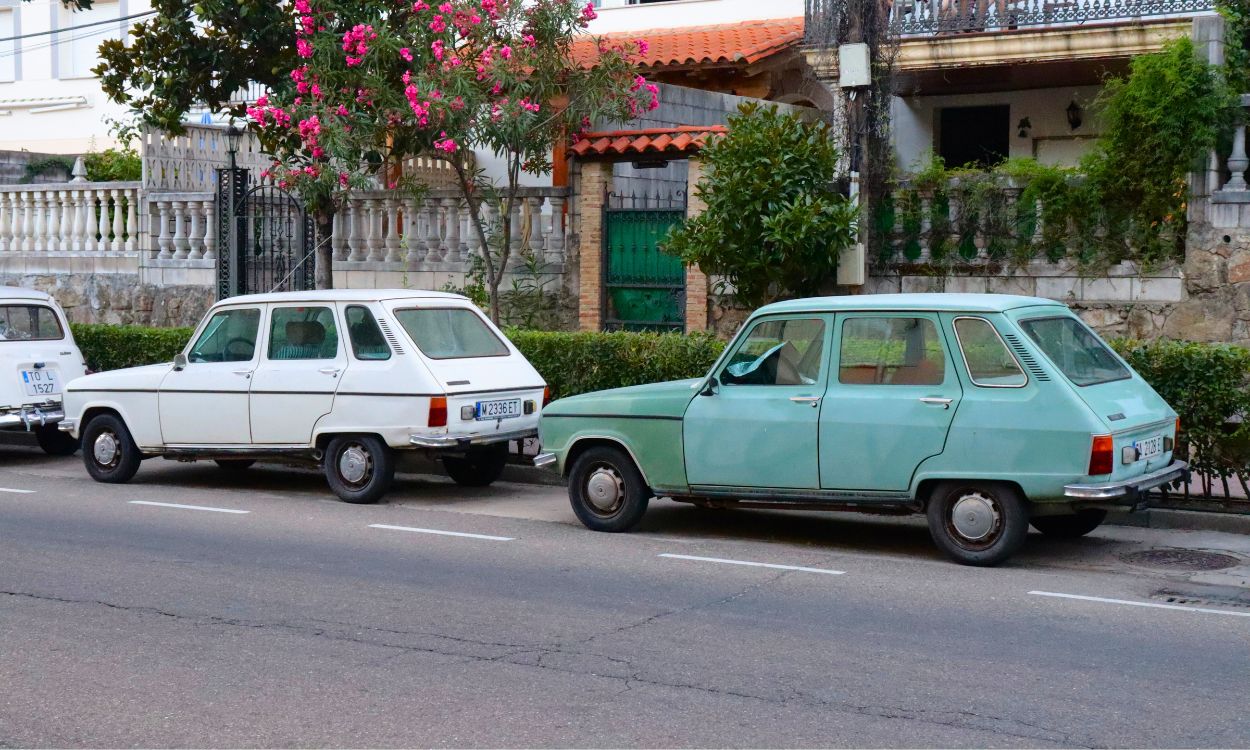  Coches aparcados en la Avenida de la Libertad de Garganta La Olla, Cáceres. Irene G. Domínguez