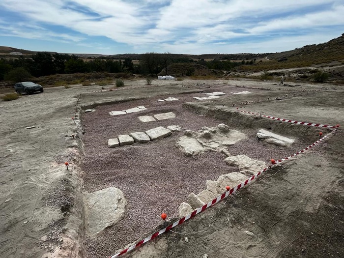 En las losas de las tumbas se aprecia claramente la orientación hacia la salida del Sol En las losas de las tumbas se aprecia claramente la orientación hacia la salida del Sol