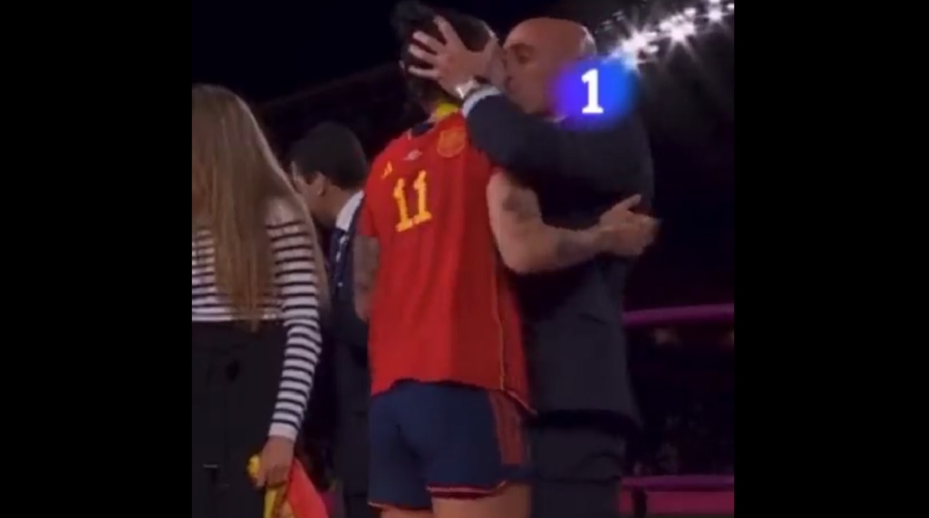 Imagen del beso forzado de Rubiales a Jenni Hermoso. RTVE.