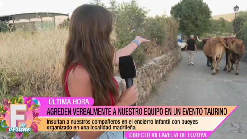 Persiguen y agreden a la reportera Silvia Álamo durante un evento taurino de Villavieja de Lozoya (Madrid). Telecinco