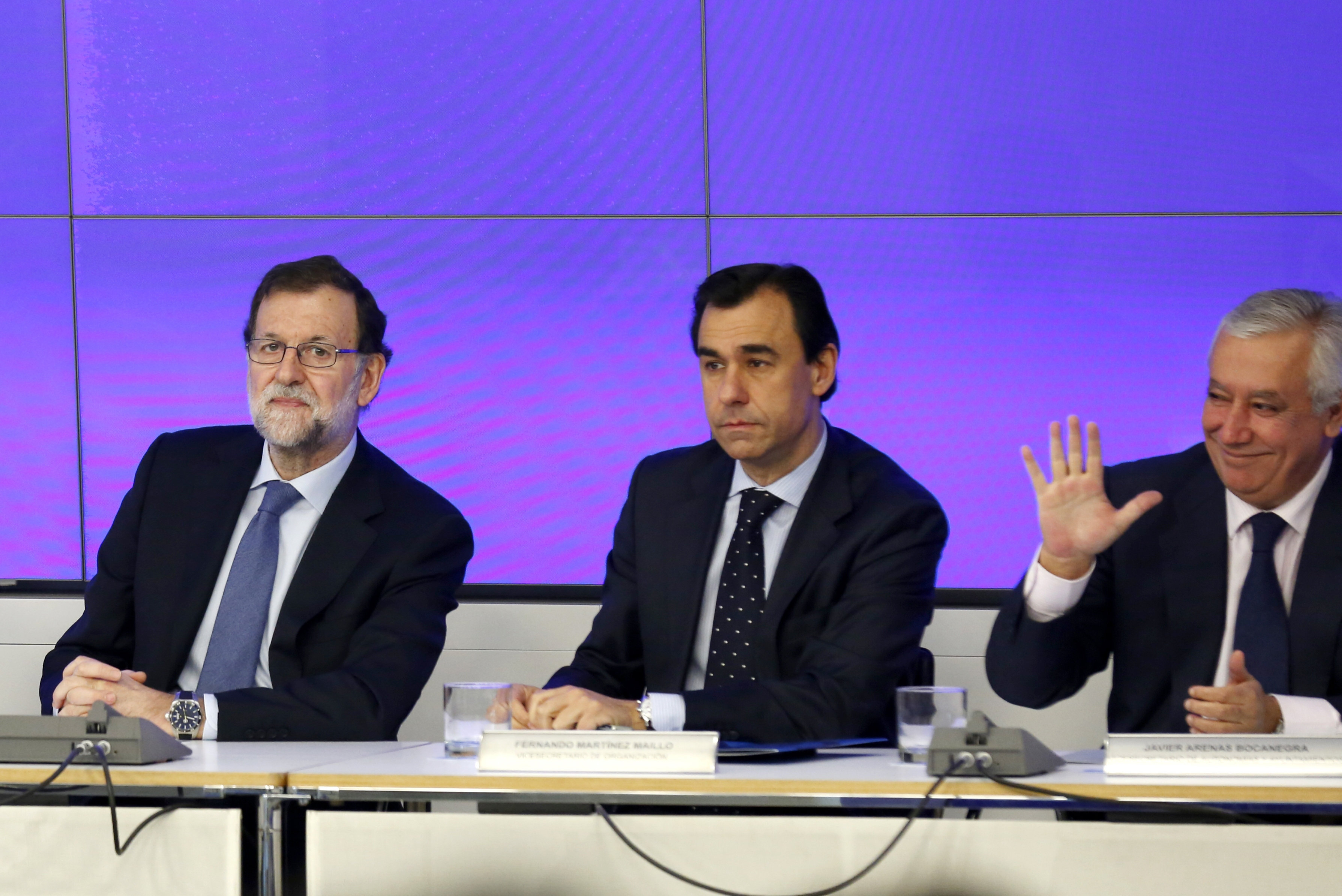 El jefe del Ejecutivo en funciones y presidente del PP, Mariano Rajoy, con Fernando Martínez-Maillo y Javier Arenas.
