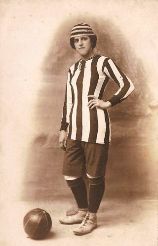 Ana Carmona Ruiz, más conocida como Nita Carmona, jugadora de fútbol posando con la camiseta del Sporting de Málaga. Wikipedia