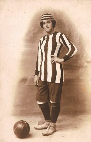 Ana Carmona Ruiz, más conocida como Nita Carmona, jugadora de fútbol posando con la camiseta del Sporting de Málaga. Wikipedia Ana Carmona Ruiz, más conocida como Nita Carmona, jugadora de fútbol posando con la camiseta del Sporting de Málaga. Wikipedia