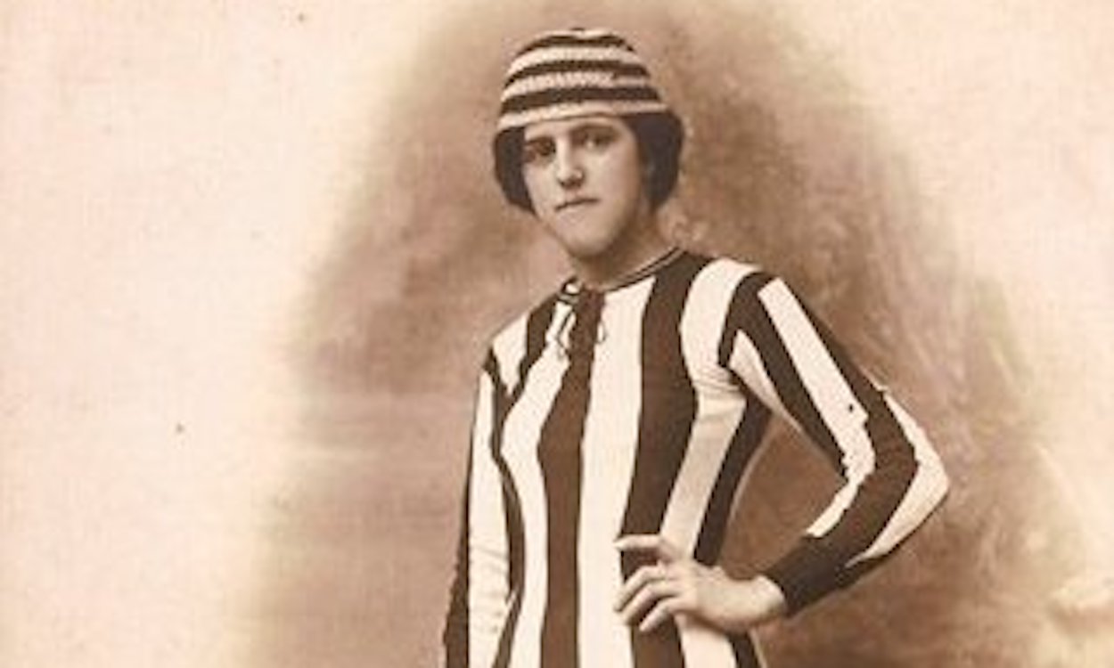 Archivo : Ana Carmona Ruiz, conocida como Nita Carmona, jugadora de fútbol posando con la camiseta del Sporting de Málaga. Wikipedia