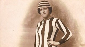 Archivo : Ana Carmona Ruiz, conocida como Nita Carmona, jugadora de fútbol posando con la camiseta del Sporting de Málaga. Wikipedia
