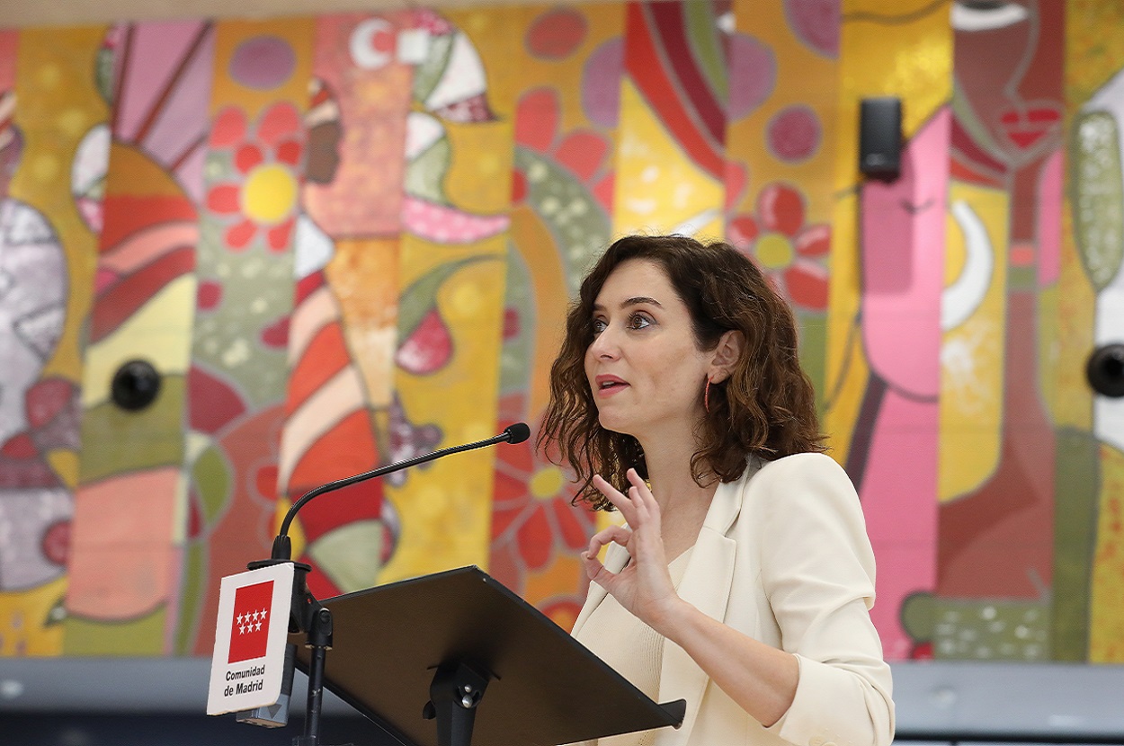 La presidenta de la Comunidad de Madrid, Isabel Díaz Ayuso, visita el colegio San Agustín Los Negrales, en Guadarrama