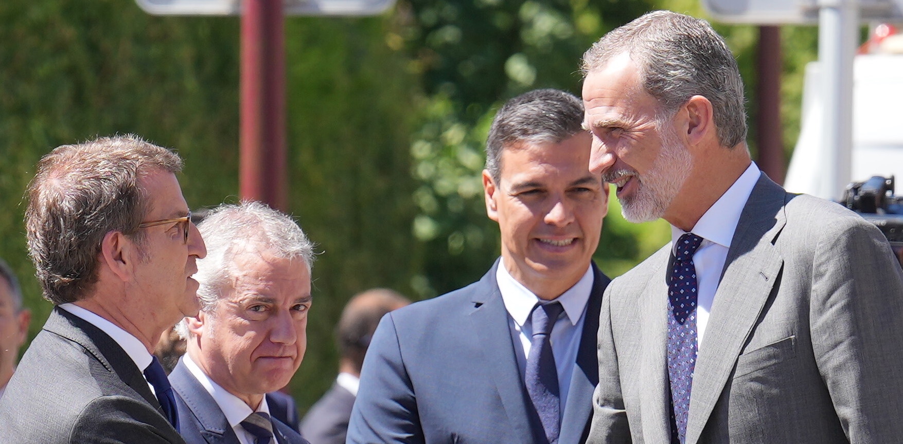 El Rey Felipe VI, saluda al presidente del PP, Alberto Núñez Feijóo, ante la atenta mirada de Pedro Sánchez. Archivo : EP