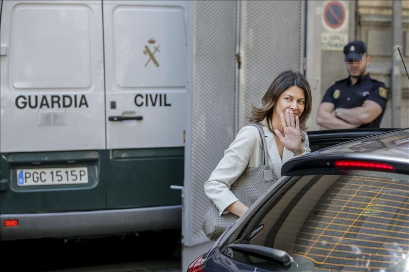 Lucía Figar, ante un furgón de la Guardia Civil... Parece, sin embargo, que aún no es el momento del adiós