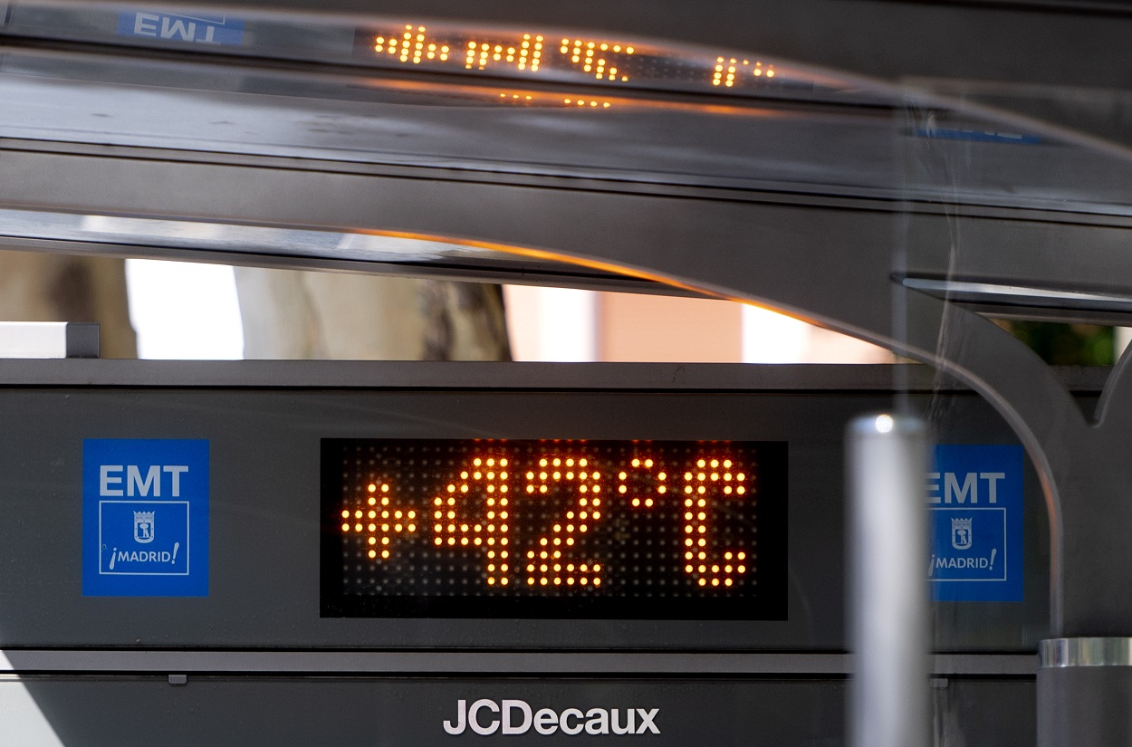 El termómetro de una parada de autobús marca 42. EP.