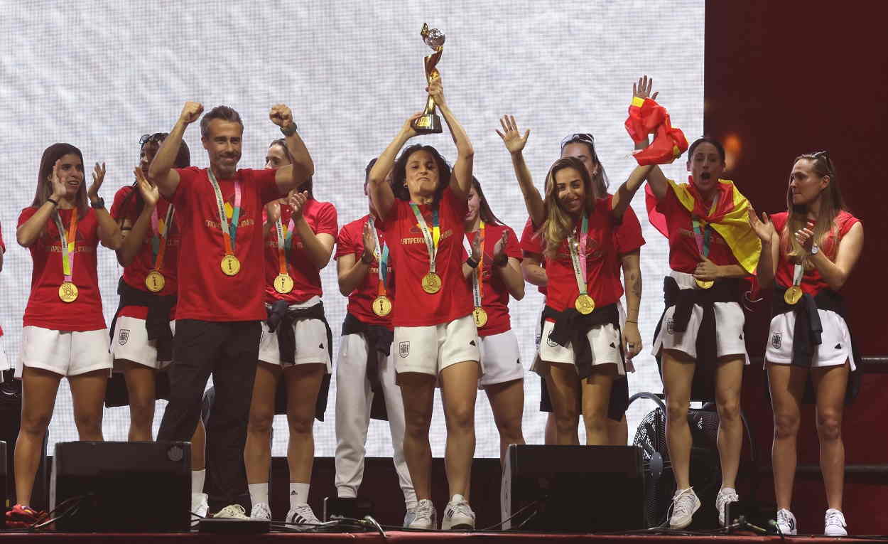 El entrenador de la Roja, Jorge Vilda, la capitana de la selección, Ivana Andrés, y la futbolista Olga Carmona en la celebración de la victoria en Madrid Río. EP