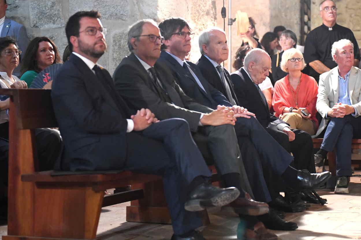 Los expresidentes de la Generalitat (de izquierda a derecha), Pere Aragonès, Quim Torra, Carles Puigdemont, José Montilla y Jordi Pujol, en el homenaje a Pau Casals en Codalet (Francia). EP.
