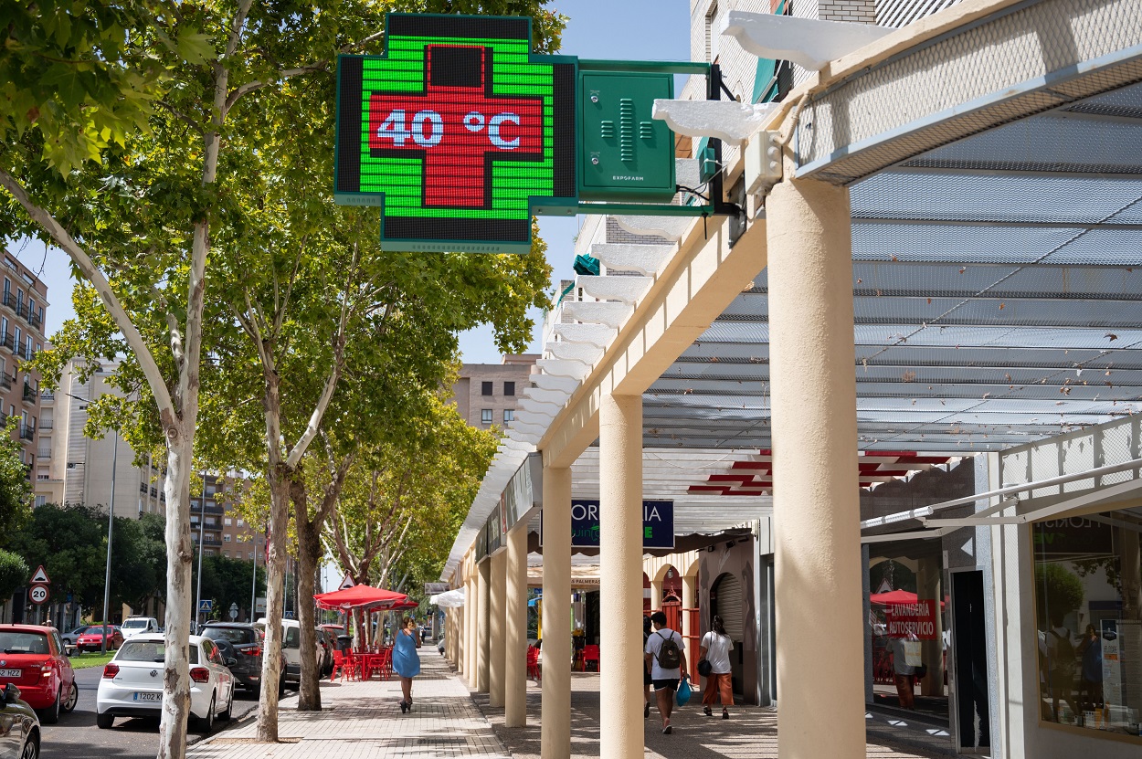 Un termómetro indica una temperatura de 40ºC durante la cuarta ola de calor del verano.  Andrés Rodríguez / EP 