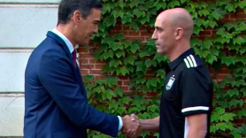 El frío saludo entre Pedro Sánchez y Luis Rubiales. Redes sociales