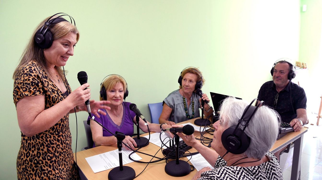 Personas mayores participando en las actividades impulsadas por la Fundación ”la Caixa”