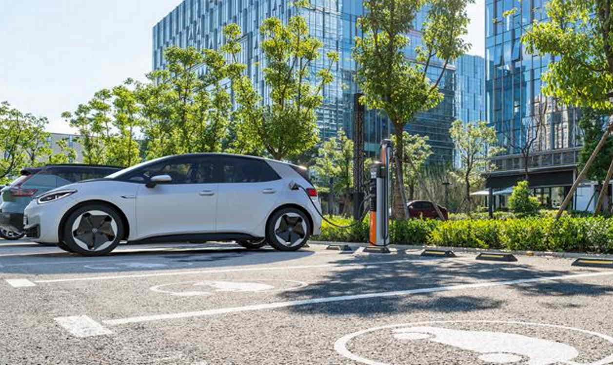 Vehículo eléctrico en una estación de carga de ChargePoint