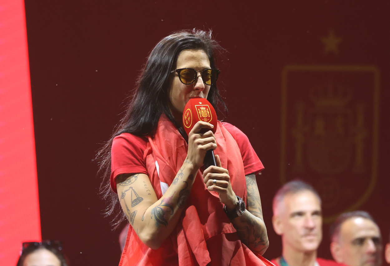 La futbolista Jenny Hermoso durante la celebración de la victoria en Madrid Río, a 21 de agosto de 2023, en Madrid (España).  EP