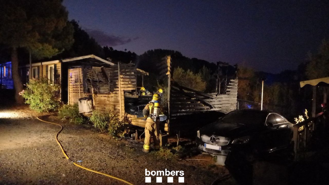 Una menor ha fallecido en un incendio en un camping en Tarragona. Bomberos de la Generalitat