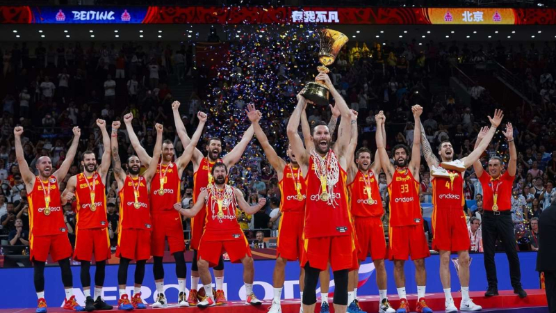 El capitán de la Selección Española de Baloncesto, Rudy Fernández, levanta la Copa del Mundo de baloncesto.