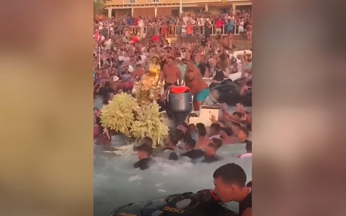 Momento en el que la Virgen del Mar cae al agua en Isla Cristina (Huelva). Mediaset España