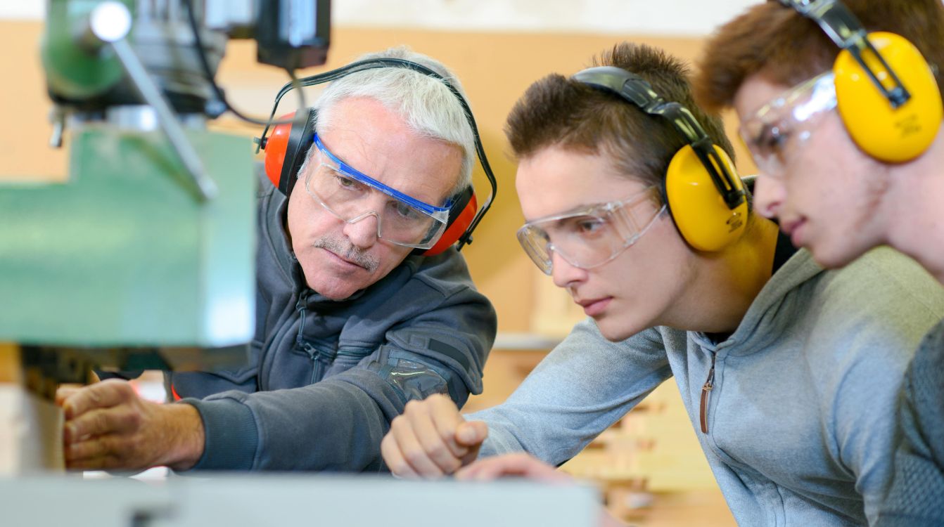 Jóvenes recibiendo una formación. © Shutterstock Phovoir