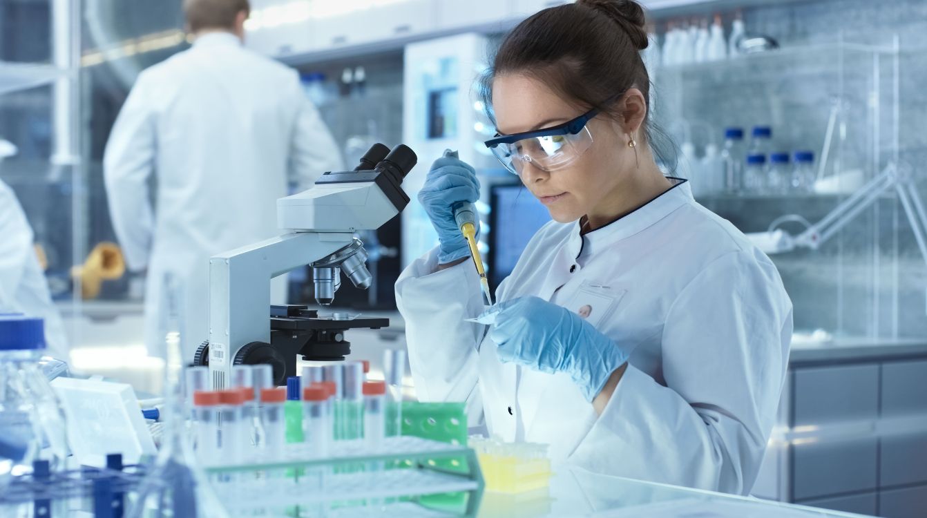 Mujer jóven en un laboratorio. © Shutterstock Gorodenkoff