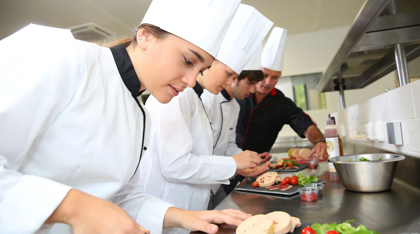 Grupo de jóvenes cocineros. © Shutterstock Goodluz