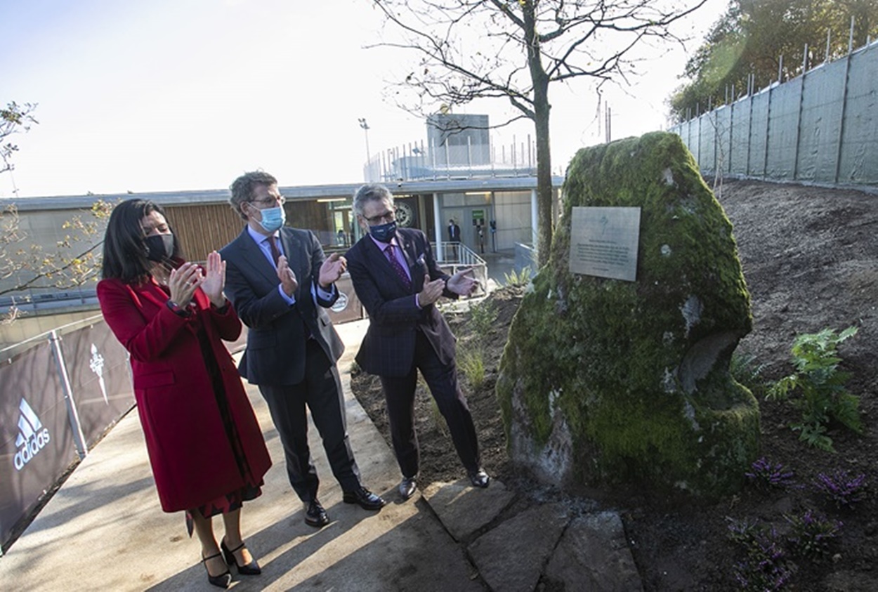 Feijóo, en una imagen de noviembre de 2020, con la alcaldesa de Mos y el propietario del Celta en la inauguración de la controvertida ciudad deportiva (Foto: Xunta de Galicia).