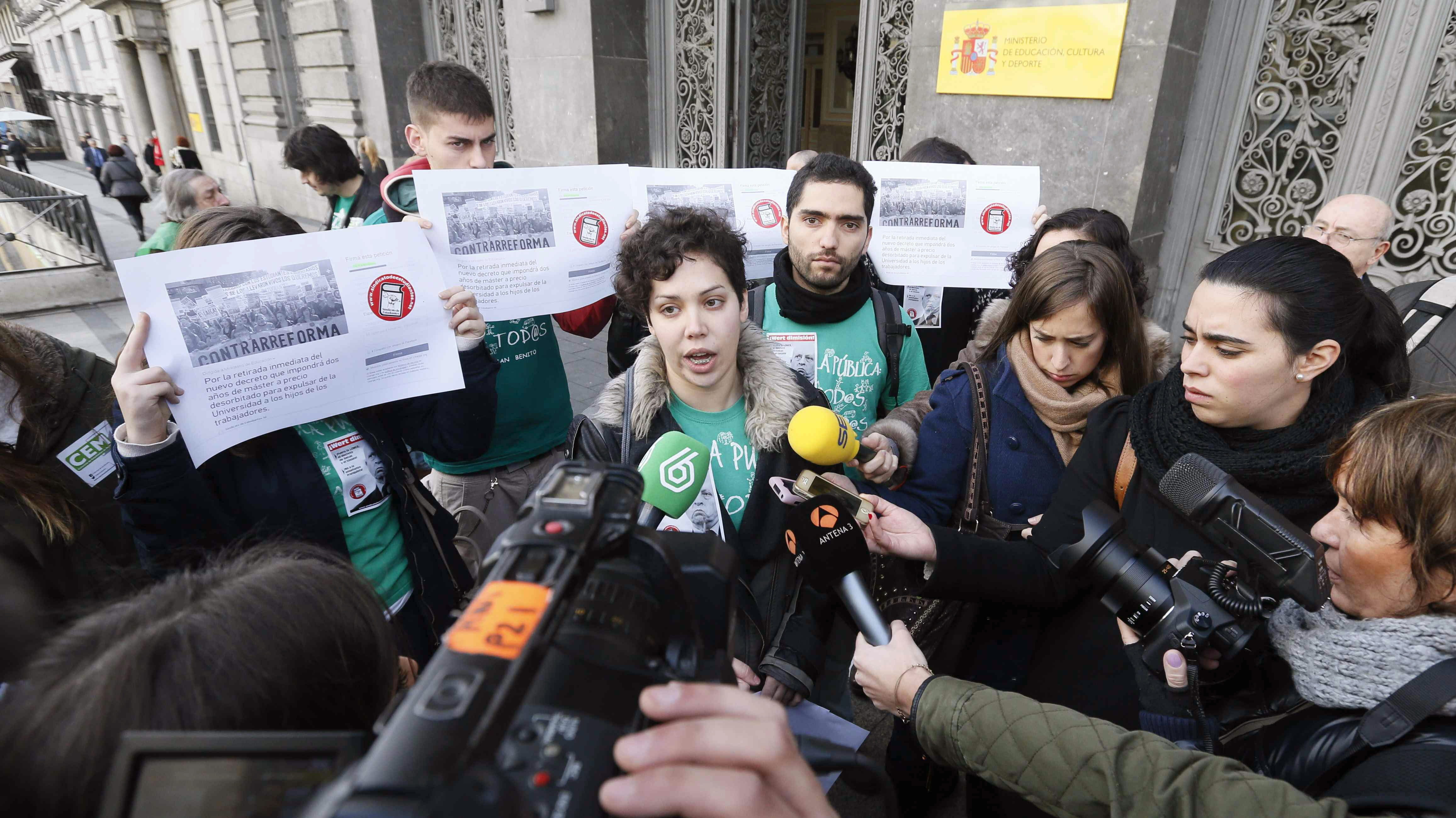 La secretaria general del Sindicato de Estudiantes, Ana García (c).