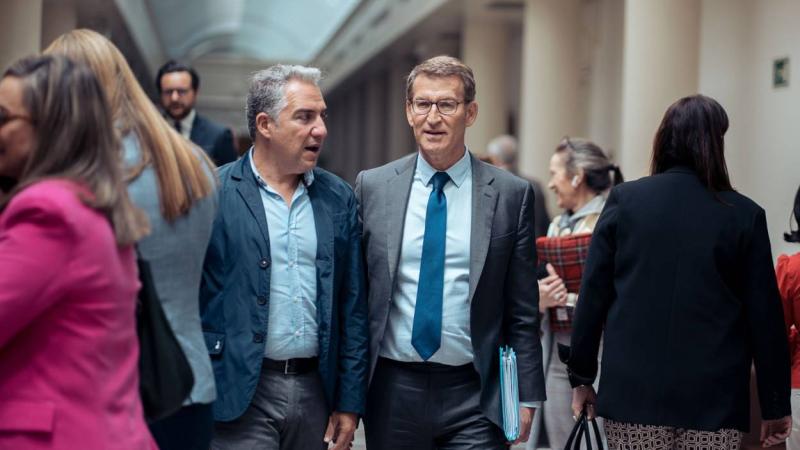 Elías Bendodo y Alberto Núñez Feijóo, coordinador general y líder del PP. EP