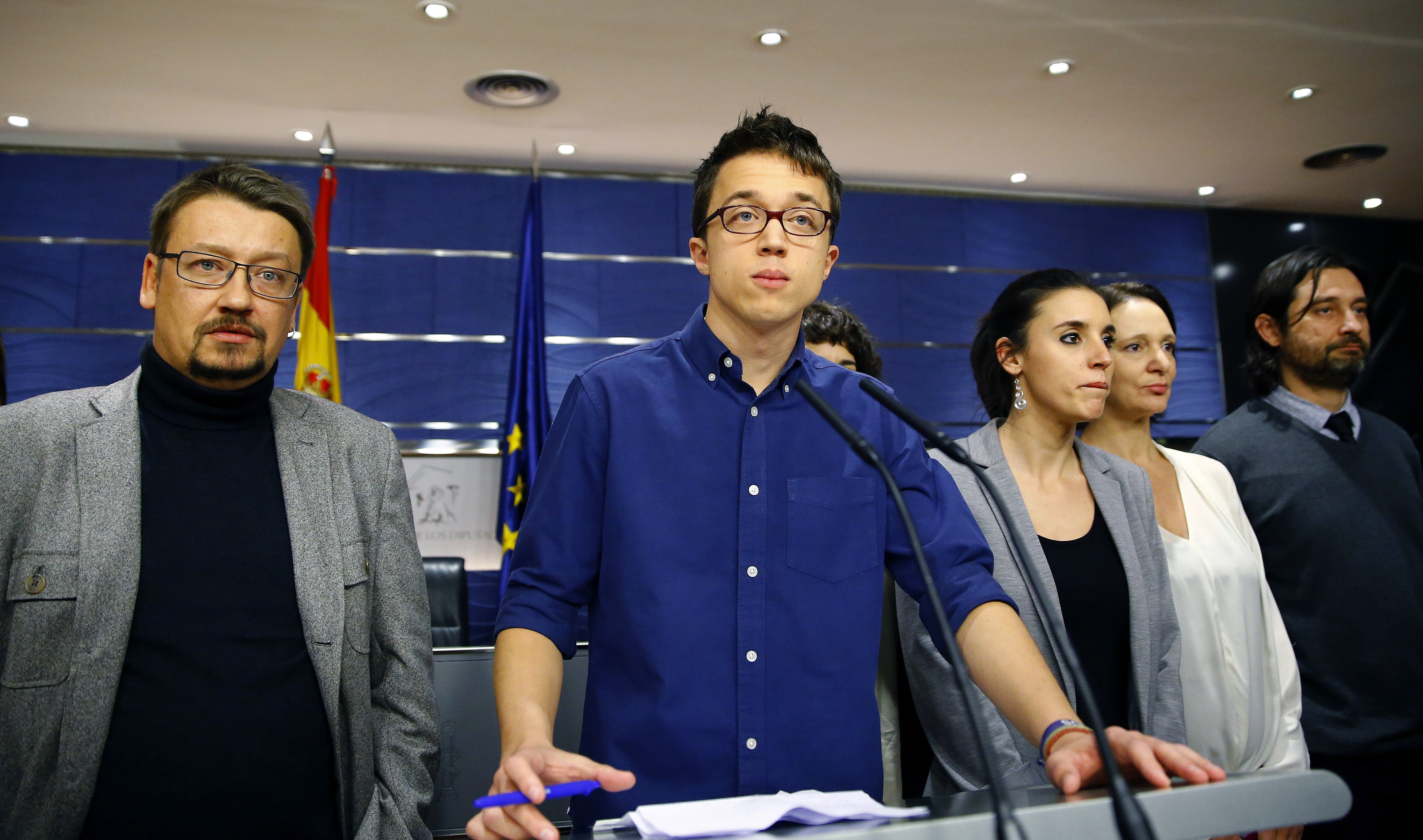 El portavoz de Podemos, Íñigo Errejón (c), junto a Irene Montero (3d), Carolina Bescansa (2d); afael Mayoral (d) y el portavoz de En Comú Podem en el Congreso, Xavier Domènech (i), entre otros
