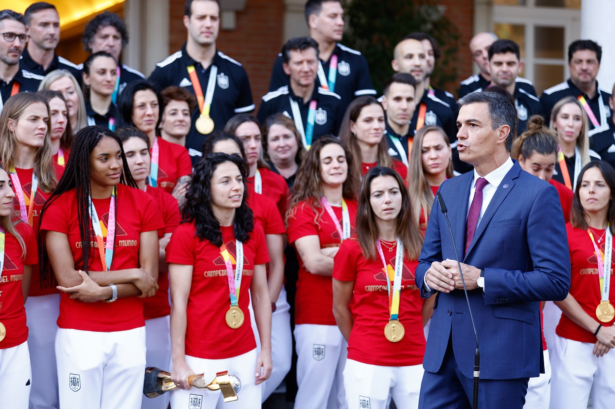 Pedro Sánchez recibe a las campeonas del mundo en el Palacio de La Moncloa. EP