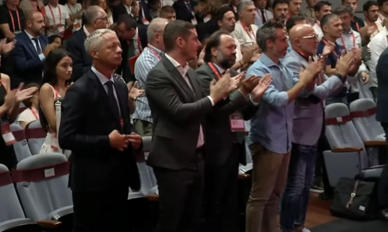 Luis Rubiales, aplaudido por los dos seleccionadores nacionales durante la celebración de la Asamblea Extraordinaria de la RFEF. EP.