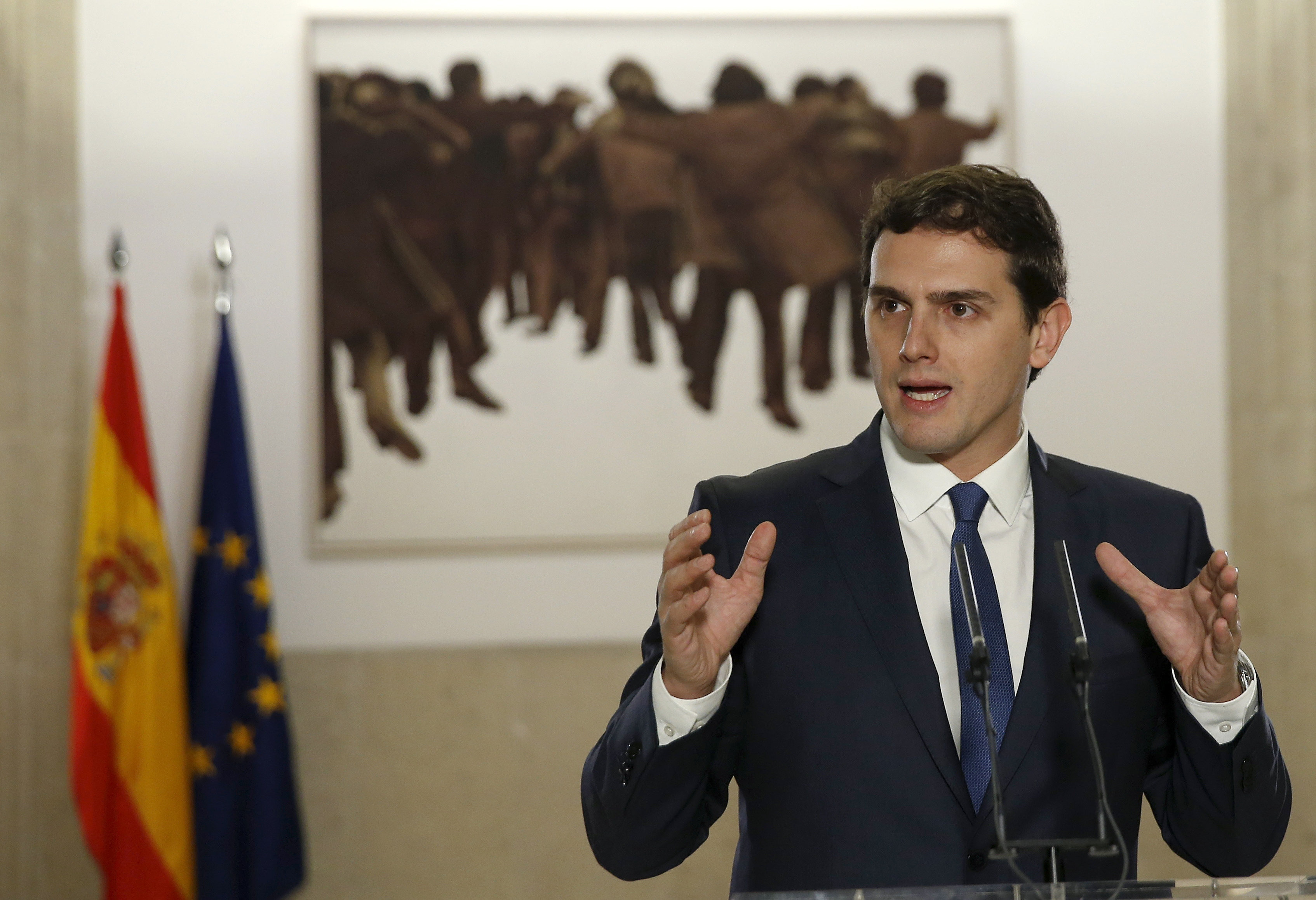 El presidente de Ciudadanos, Albert Rivera, durante la rueda de prensa posterior a la firma de un acuerdo de investidura y legislatura alcanzado con el PSOE, en el Congreso de los Diputados. EFE