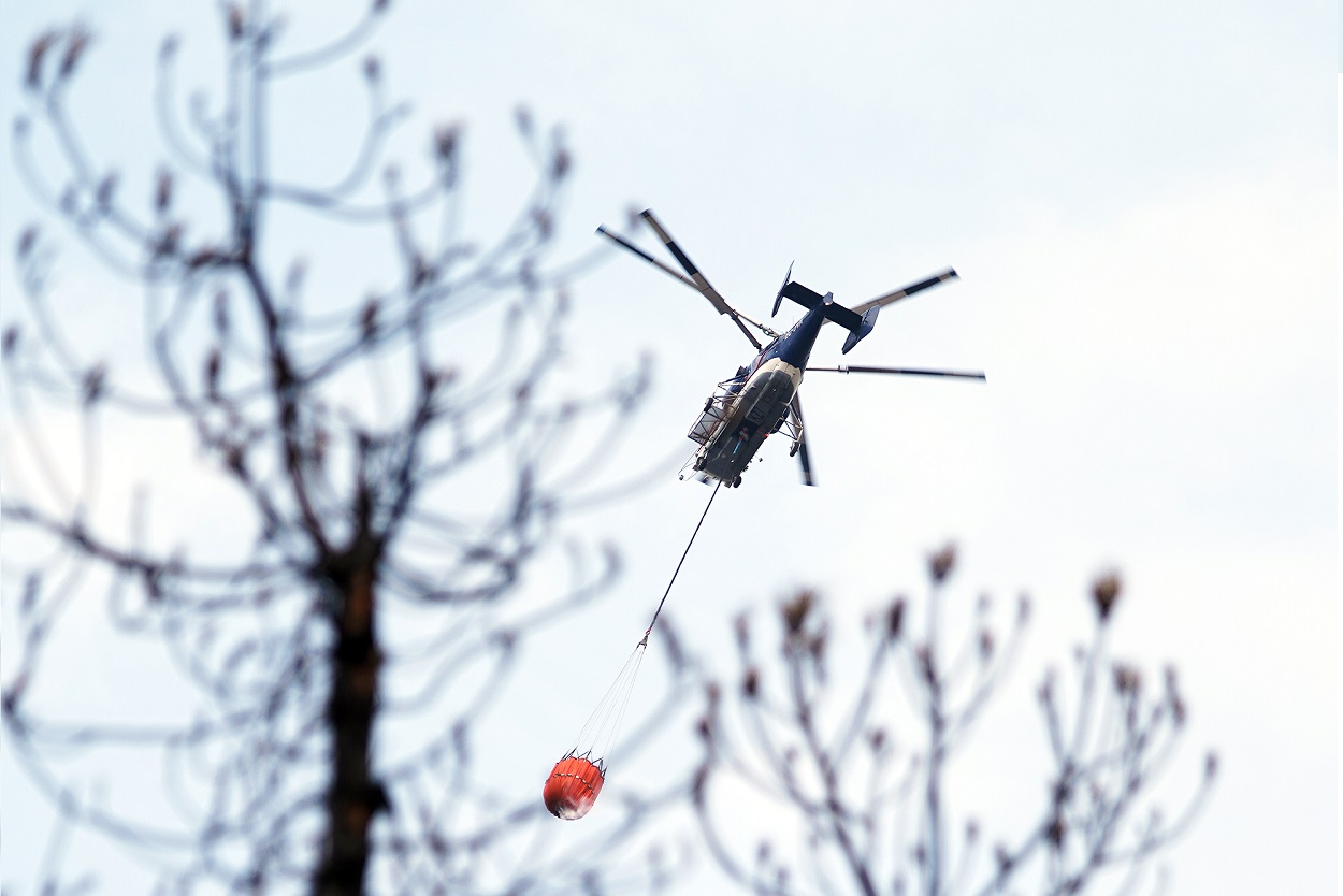 Un helicóptero en labores de extinción de incendios. EP