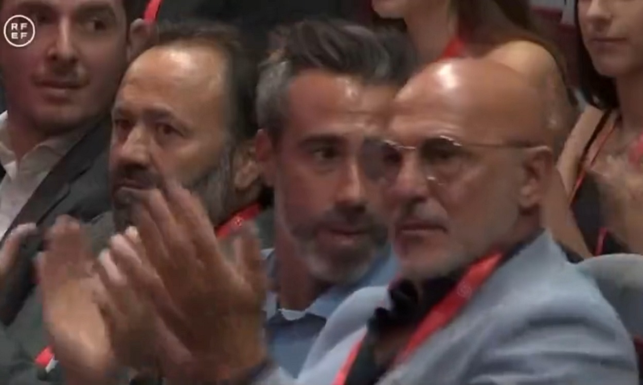 Jorge Vilda y Luis de la Fuente aplaudiendo el discurso machista de Rubiales. Twitter