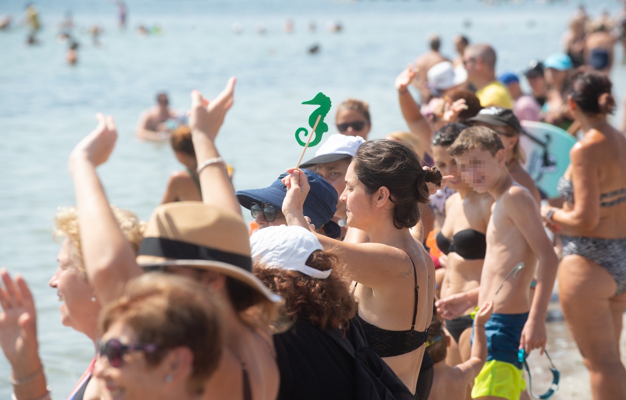 Los murcianos 'abrazan' el Mar Menor por tercer año consecutivo para reclamar su recuperación (12 de agosto de 2023). EP. 