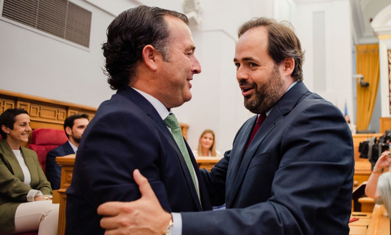 El líder del PP en C-LM, Paco Núñez, junto al diputado de Vox, David Moreno, en las Cortes regionales. EP.