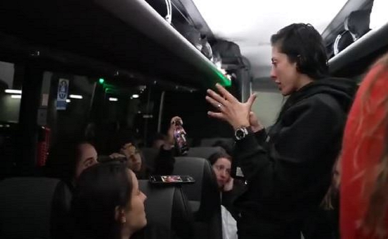 La jugadora de la selección, Jenni Hermoso, en el vídeo filtrado desde el interior del autobús. Redes sociales Alvise Pérez