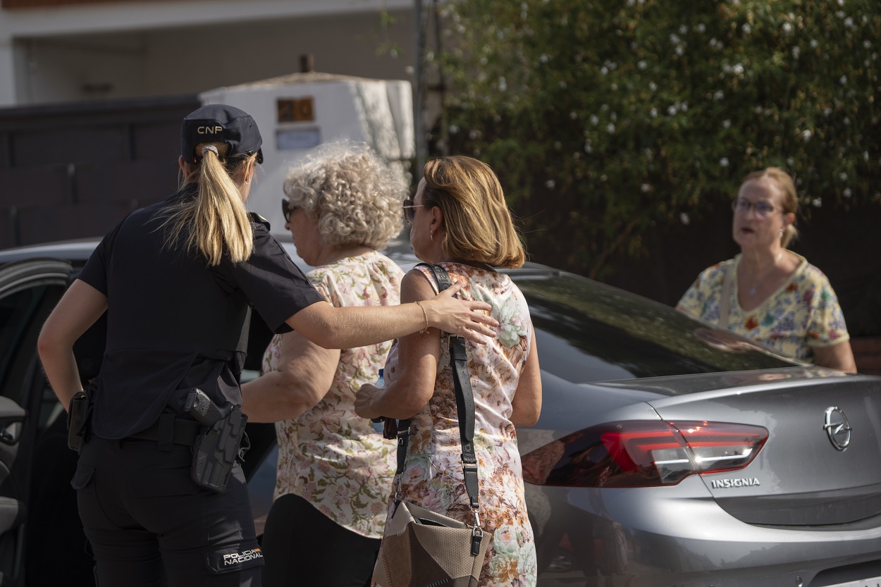 Encontrados dos cuerpos sin vida en la casa del expolicía atrincherado en Alzira. EP