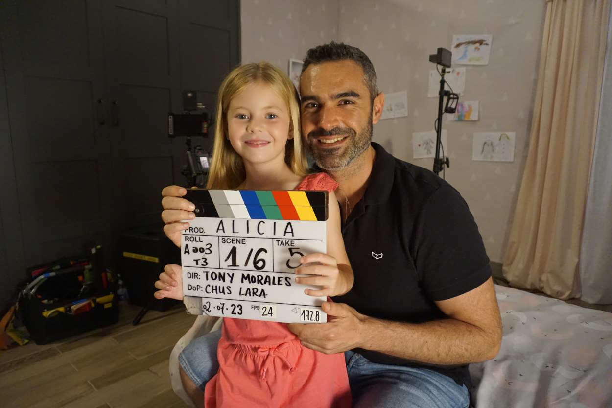 Tony Morales junto a Naia de las Heras, la joven protagonista del cortometraje de terror 'Alicia'