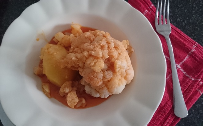 Coliflor con cebolla y pimentón y falda de ternera cocida con puré de patatas